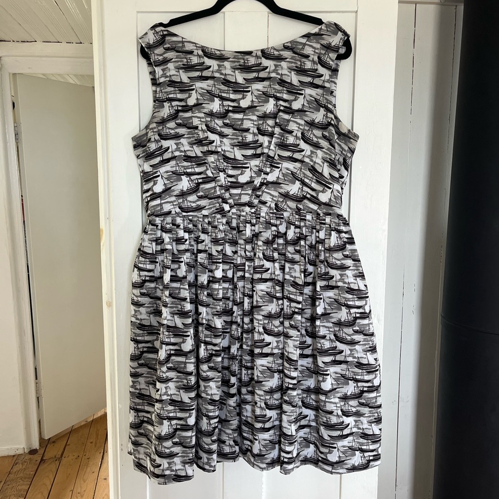 Emily and Fin Black and White Boat Patterned Dress size xl